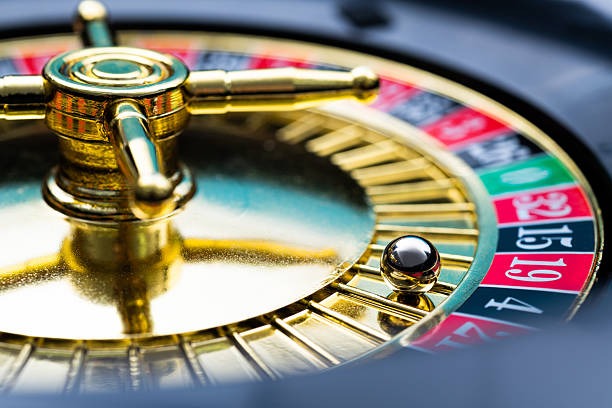 Mobile phone screen showing French Roulette betting interface and live-dealer window on amavid5d